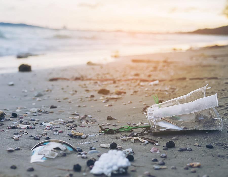 turismo sostenible plásticos en las playas
