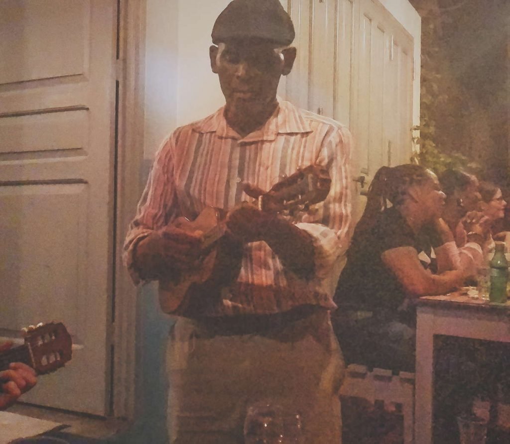 música en cabo verde detalle de un cavhoquinho de cuatro cuerdas